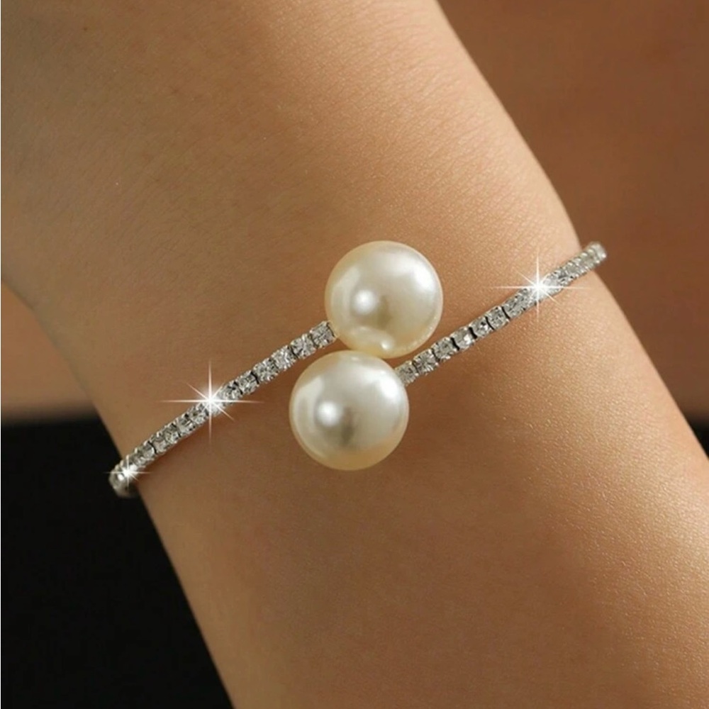 Elegant Silver Pearl Bracelet - Picture 2 of 4